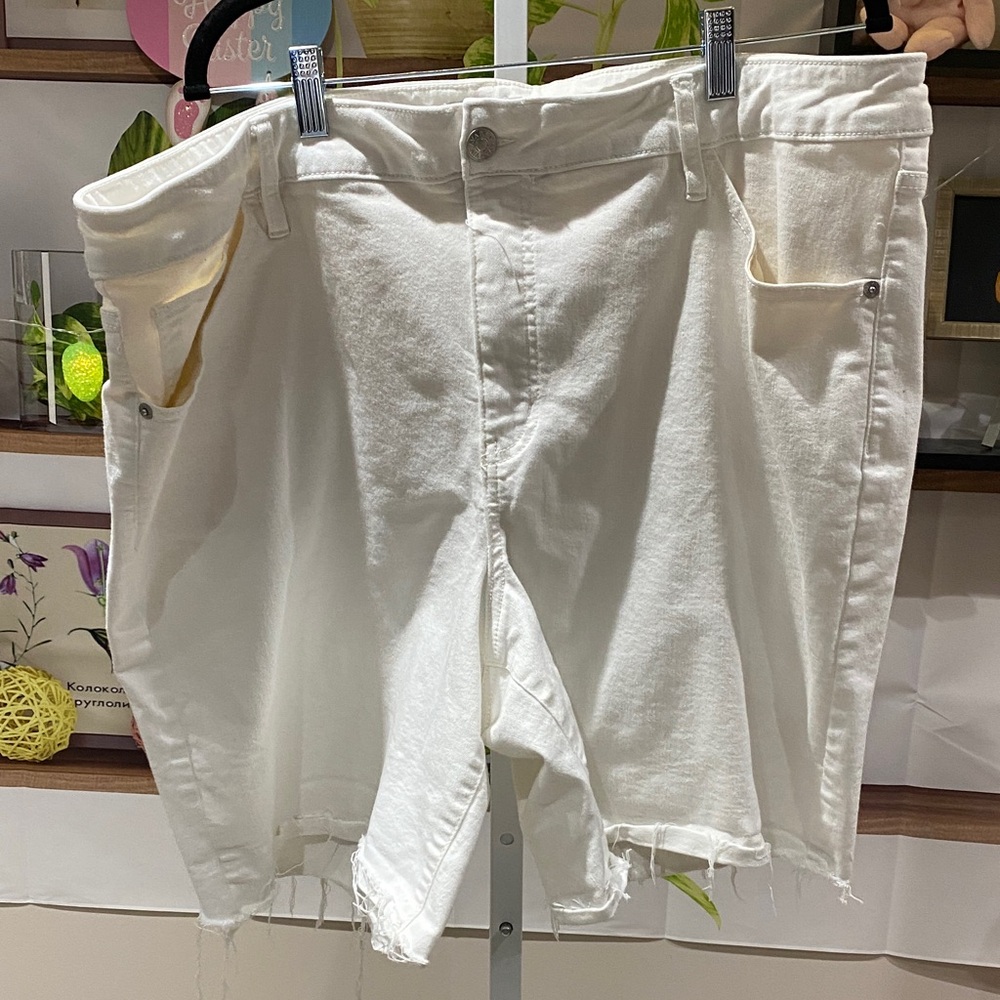 Ava & Viv White Denim Shorts with Frayed Hem size 22. 21 waist 12 rise 8 length